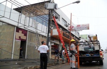 PRINCÍPIO DE INCÊNDIO - Curto circuito em transformador no centro de Porto Velho assusta comerciantes