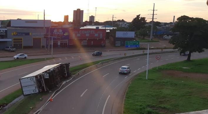 PERIGO: Caminhão baú tomba de madrugada no viaduto de Porto Velho e motorista sai ileso