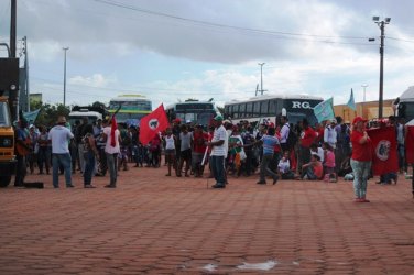 Manifestantes do MST aguardam resultado de audiência próximo ao viaduto