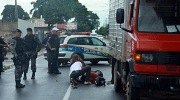 JI – PARANÁ – Motociclista bate em caminhão estacionado e fica em estado grave