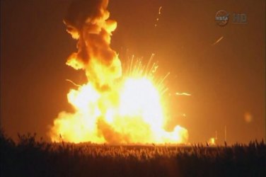 Foguete não tripulado explode durante decolagem nos Estados Unidos