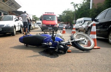 Pedestre com sinais de embriaguez é atropelado por motocicleta no centro de Porto Velho