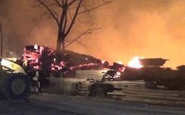 Bombeiros combatem incêndio de grande proporção em madeireira