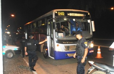 PREVENÇÃO - Policiais Militares do 1º BPM realizam abordagem em transporte coletivos da capital - Fotos