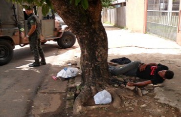 Morador de rua sofre ataque epilético no centro da cidade - Vídeo e Fotos