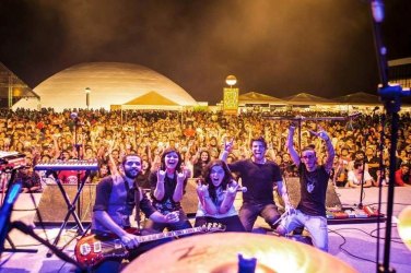 Banda do Lollapalooza 2015 se apresenta em PVH