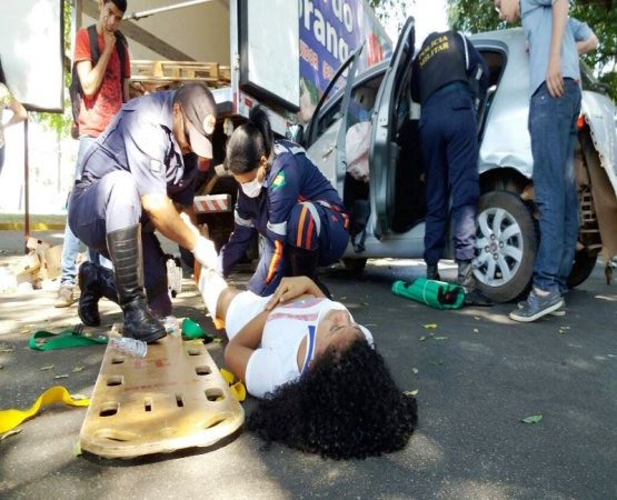 Acidente no centro envolvendo carros e caminhão deixa vítimas em estado grave
