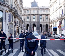 Com slogan islâmico, homem tenta invadir Louvre; premier suspeita de terrorismo