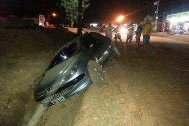 SEM SINALIZAÇÃO - Vala aberta pela prefeitura na Estrada dos Japoneses causa acidente - FOTOS