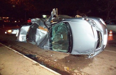 Corolla capota quatro vezes e destrói táxi em região central de Porto Velho