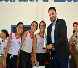 Léo Moraes recebe homenagem de alunos e professores do Colégio Tiradentes 