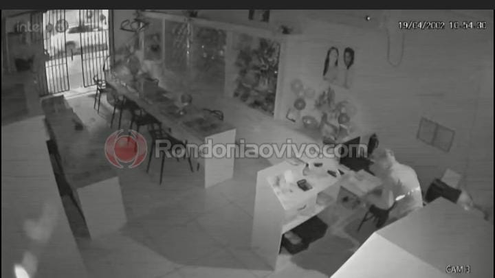 VÍDEO: Criminosos arrombam ótica e furtam várias armações, celular e dinheiro 