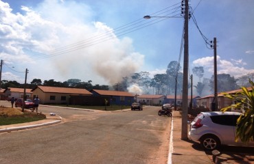 FOGO – Área verde entra em chamas e assusta moradores de condomínio na capital - Fotos