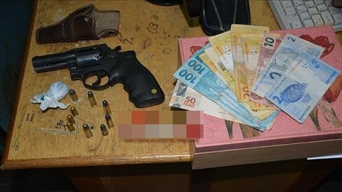 PM recupera motocicleta furtada e apreende cinco menores com arma de fogo 