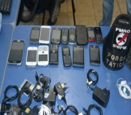 Polícia apreende celulares e drogas que seriam jogados em presídio