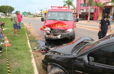 JI-PARANÁ – Ambulância que transportava paciente sofre acidente - Fotos 