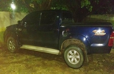 Homem é preso por porte ilegal de arma e placa de caminhonete adulterada