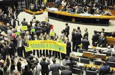 Câmara promove maratona de discursos contra e a favor do impeachment