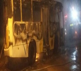 Três ônibus são incendiados e três homens são assassinados