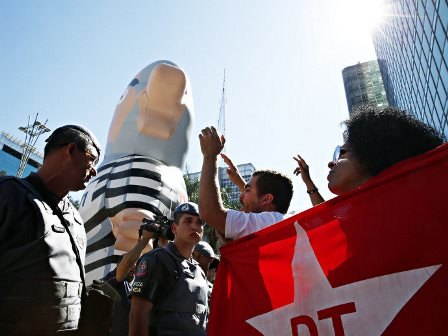 'Lula Inflado': patrulha petista tumultua protesto contra o governo