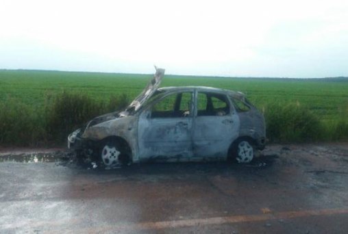 Motorista tenta, mas não consegue evitar que incêndio em carro