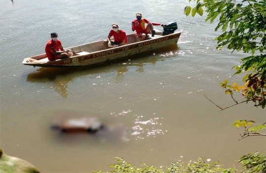 Corpo é encontrado em rio com pedra amarrada no pescoço