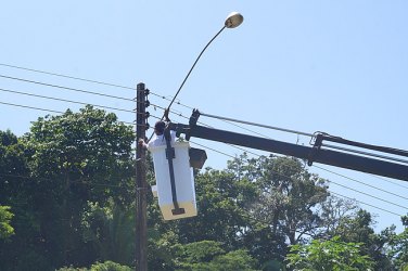 Prefeitura inicia reparos na rede de iluminação pública