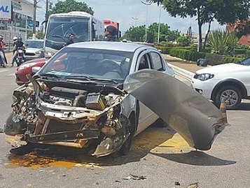 Caminhão avança semáforo e provoca grave acidente na Jorge Teixeira