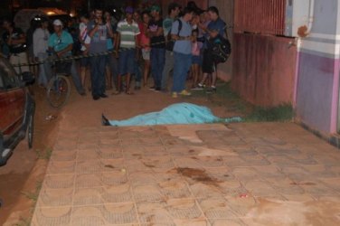 Homem é executado com cinco tiros em frente a sorveteria