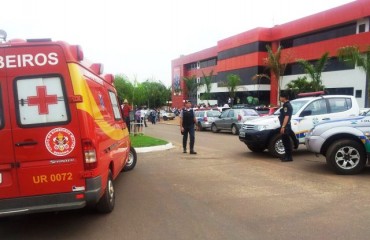 CHAPA QUENTE - Enlouquecido, homem invade faculdade e mantém ex-mulher como refém – Confira vídeo