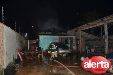 Residência é incendiada com mulher e crianças dormindo, ex-marido é suspeito