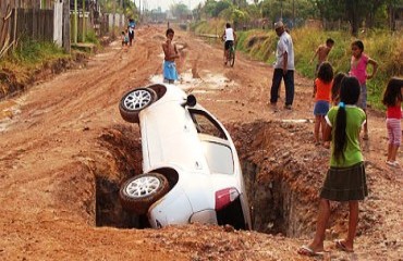 Carro cai em cratera aberta pela prefeitura; falta de sinalização é causa do acidente - Foto