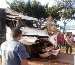 Caminhão boiadeiro fica com cabine destruída em colisão com bitrem