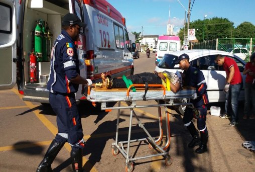 Colisão entre carro e moto deixa mulher com fratura na clavícula