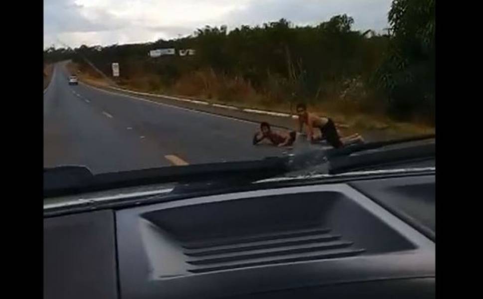 VÍDEO: Garotos deitam na pista de rodovia e provocam motoristas; PRF vai investigar “brincadeira”