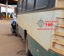 Motociclista sofre fratura exposta ao se envolver em acidente com ônibus 