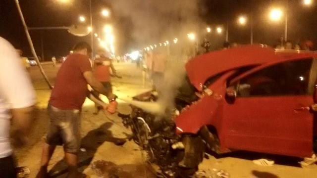 RACHA – Motorista abandona veículo após bater forte e derrubar postes no Espaço Alternativo - FOTOS e VÍDEO