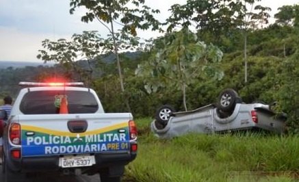 Motorista perde controle e capota em serra 