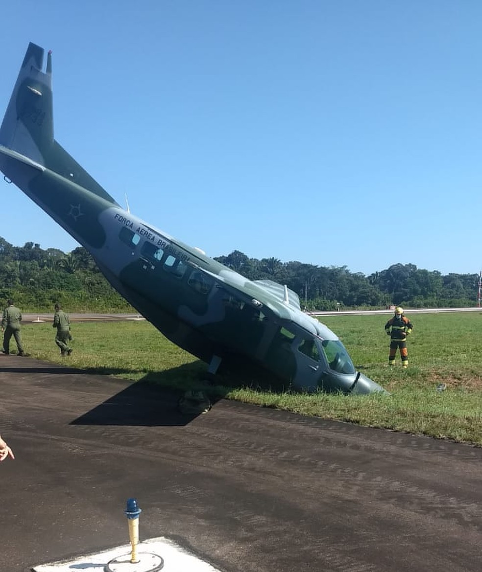 INCIDENTE: Avião da FAB perde freio e sai da pista em aeroporto de Porto Velho