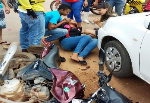 Colisão entre carro e moto deixa mulher com varias lesões