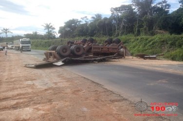 Condutor perde o controle e tomba carreta carregada de soja na BR-364