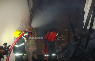 JI-PARANÁ - Bombeiros chegam rápido a incêndio e evitam mais uma tragédia 