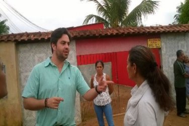 Deputado Léo Moraes ajuda moradores a reconstruir ponte