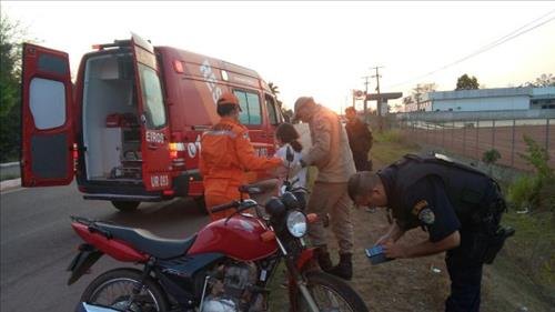 Pai e filha ficam feridos ao colidirem em carroça na RO-010