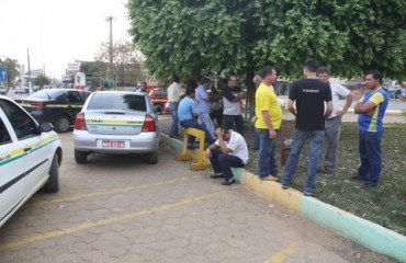 JARU - Taxistas em manifesto bloqueiam o ponto da rodoviária