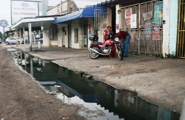 FEDENTINA - Funcionário da SEMUSB explica que avenida Pinheiro Machado não tem previsão para solucionar empoçamento de esgoto – Confira fotos