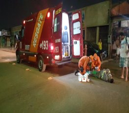 QUEDA: Motociclista sofre fratura na perna após atropelar cachorro