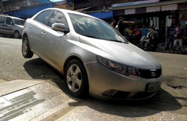 CENA DA CIDADE - Carro de luxo cai em buraco no centro da cidade