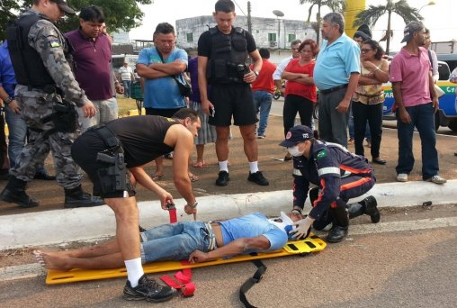 Motociclista fica em estado grave em acidente com automóvel