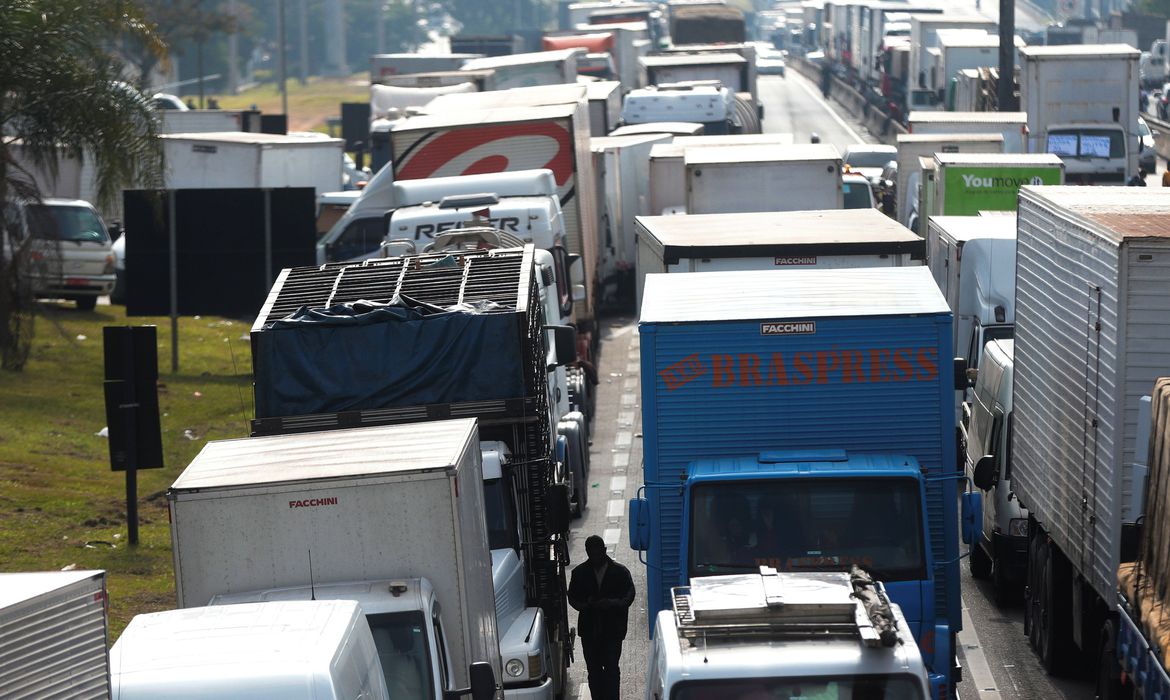 CAMINHONEIROS: CNI reitera críticas a tabelamento de fretes rodoviários